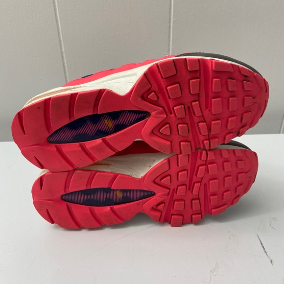 Nike - Picture 3 of 6